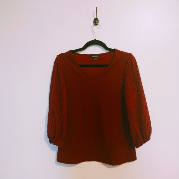 BY design dark red 1/2 sleeve top. Thick fabric in the body and semi sheer text - Picture 1 of 4